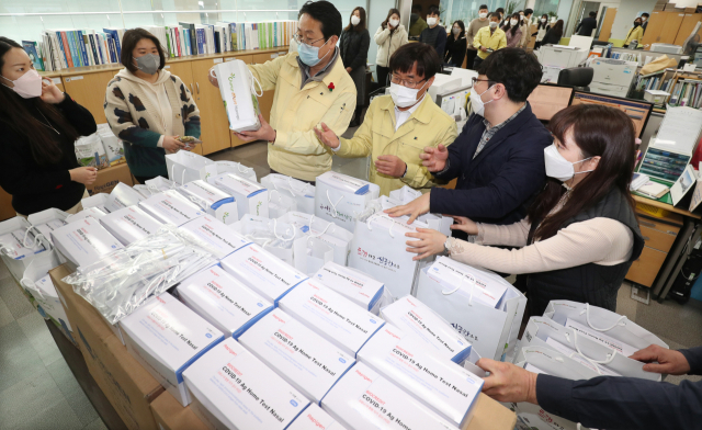 코로나19 하루 확진자가 5만 명을 크게 넘어서고, 10일부터 방역 체계마저 대폭 바뀌면서 전국에서 극심한 혼란이 벌어지고 있다. 9일 부산 남구청이 직원에게 자가진단키트를 배부하고 있다. 강선배 기자 ksun@