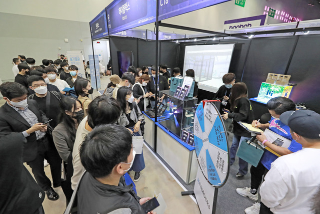 사진은 2021년 11월 부산 해운대구 벡스코 제2전시장에서 NFT(대체 불가능한 토큰) 분야 전국 최대 규모 블록체인 산업 행사인 ‘NFT BUSAN 2021’ 행사 모습. 부산일보DB