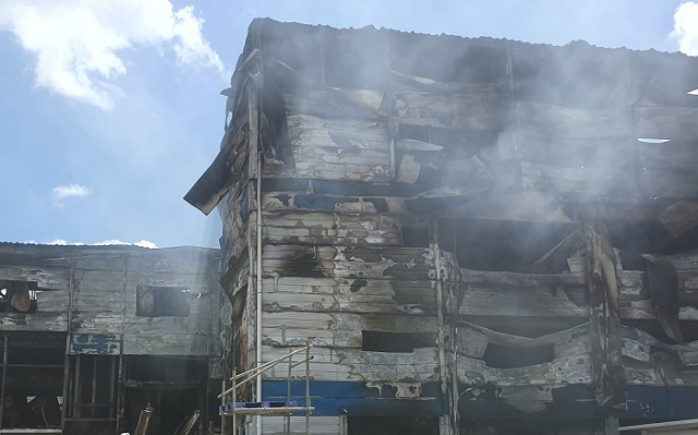건축물 외벽 마감재로 사용되는 샌드위치 패널에 대한 난연 성능 기준이 대폭 강화됐다. 사진은 2019년 7월 31일 부산 기장군의 한 공장에서 발생한 화재로 샌드위치 패널을 타고 불이 확산되고 있는 모습. 부산일보 DB