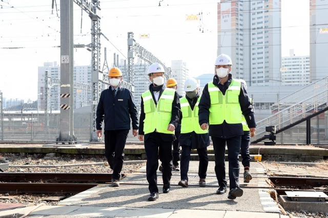 국가철도공단 김한영 이사장(왼쪽 두번째)이 10일 부전~마산 복선전철 건설현장을 찾아 사업 진행상황을 점검하고 있다. 국가철도공단 제공