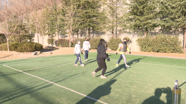 공은 띄웠는데 중심을 못 잡고 뒷걸음질을 치다 결국 넘어지고 말았다. 아프진 않았는데 무지 부끄러웠다.