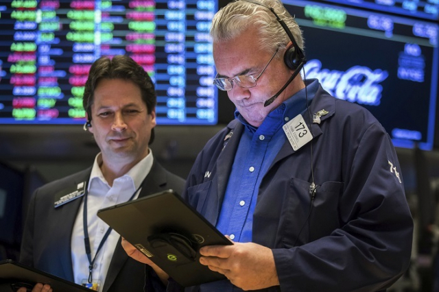 미국의 높은 물가에 한번 휘청거렸던 뉴욕증시가 이번에는 러시아의 우크라이나 침공이 임박했다는 우려에 다시 급락했다. 11일(미국시간) 뉴욕증권거래소에서 트레이더들이 주식 시황을 살펴보고 있다. 연합뉴스