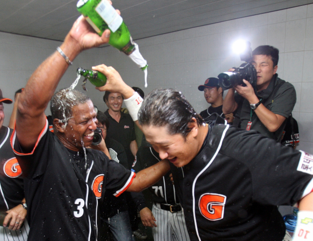 롯데 자이언츠의 제리 로이스터 감독과 이대호가 2008년 9월16일 포스트시즌 진출을 확정지은 뒤 샴페인을 서로 머리에 부어주며 기쁨을 나누고 있다. 부산일보DB