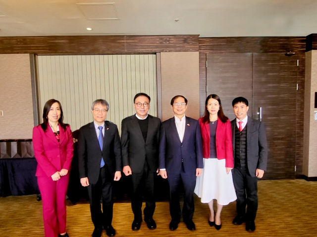 박수관(왼쪽 세 번째) 베트남 명예총영사는 11일 서울 중구 소공동 롯데호텔에서 베트남 정부와 베트남의 외국인 관광객 입국 전면 개방 관련 협력 회담을 했다.