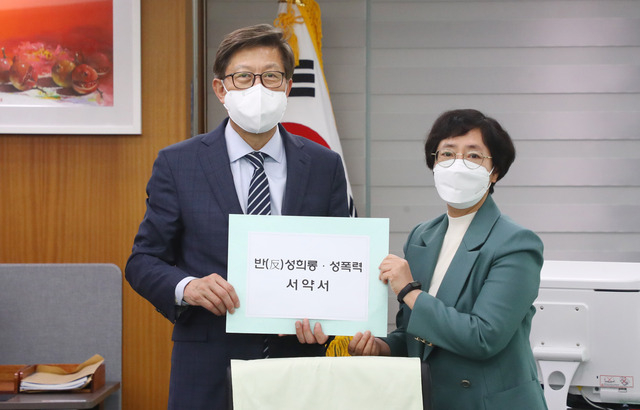 오거돈 전 부산시장의 강제추행 사건 이후 출범한 부산시 성희롱·성폭력근절추진단이 제 기능을 하려면 독립성을 확보하고 인력을 충원해 확대개편해야 한다는 지적이 나온다. 지난해 4월 부산시장 집무실에서 열린 '부산시 반(反) 성희롱·성폭력 다짐 서약식’에서 박형준 부산시장이 고혜경 부산시 성희롱·성폭력근절추진단장에게 서약서를 전달하고 있다. 부산일보DB