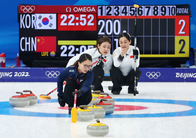 13일 중국 베이징 국립 아쿠아틱 센터에서 열린 2022 베이징 동계올림픽 컬링 여자 단체전 한국과 중국의 경기에서 팀킴 스킵 김은정이 스톤의 방향을 지시하자 중국팀 선수들이 뒤에서 바라보고 있다. 연합뉴스
