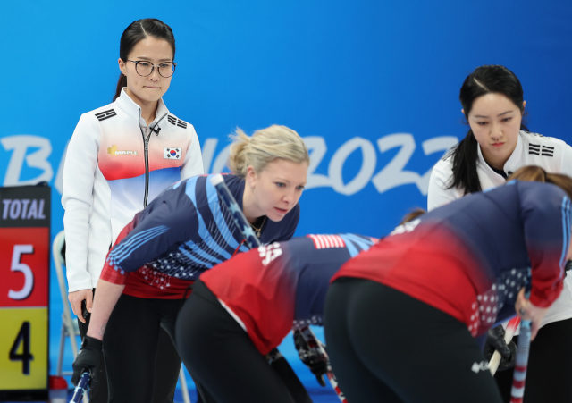 14일 중국 베이징 국립 아쿠아틱 센터에서 열린 2022 베이징 동계올림픽 컬링 여자 단체전 한국과 미국의 경기에서 팀킴의 김은정이 생각에 잠겨 있다. 연합뉴스