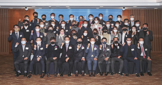 부산일보가 주최하는 제14기 부산일보 CEO아카데미 수료식이 15일 부산롯데호텔에서 개최됐다. 수료식을 마친 원우회원들이 기념촬영을 하고 있다. 김종진 기자 kjj1761@