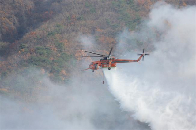 경북 영덕에서 난 산불이 밤새 되살아나면서 주민 대피령이 내려졌다. 16일 영덕군에 따르면 군은 이날 오전 4시께 산불이 번질 우려가 있는 영덕읍 화천3리 15가구에 대피령을 내렸고, 오전 9시 30분께 화수1리 120가구, 화수2리 63가구에 대해서도 대피령을 발령했다. 산림청은 이날 오전 8시 25분에 산불 2단계를 발령했고 영덕군과 함께 산불진화헬기 23대와 진화인력 400여명을 동원해 불을 끄고 있다. 사진은 영덕 산불 끄는 헬기. 산림청 제공. 연합뉴스