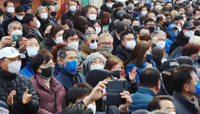 제20대 대선의 부울경 민심이 서울과 비슷한 양상을 보이고 있다. 이번 대선 공식 선거운동이 시작된 지난 15일 부산에서 진행된 한 후보의 유세 현장에서 시민들이 후보의 연설을 관심 있게 지켜보고 있다. 정종회 기자 jjh@