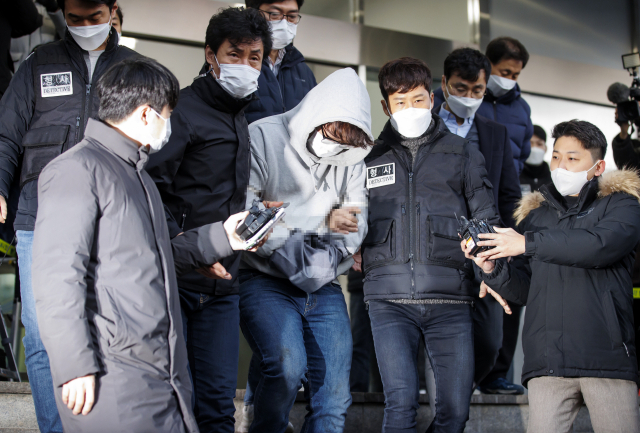 스토킹처벌법이 시행 4개월이 다 돼 가지만 경찰의 자의적인 법 적용이나 소극적인 대응에 대한 우려는 여전하다. 지난해 12월 신변보호 조치를 받던 여성의 가족을 살해한 혐의를 받는 이석준이 서울 송파경찰서에서 검찰로 송치되고 있다. 부산일보DB