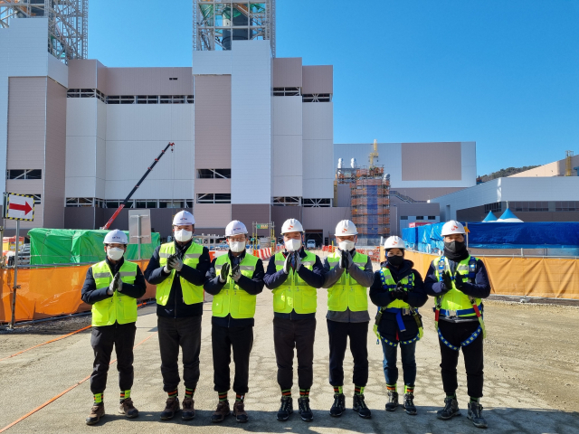 경기 여주복합발전소 건설현장을 방문한 박지현 한국전기안전공사 사장(왼쪽 세 번째). 전기안전공사 제공