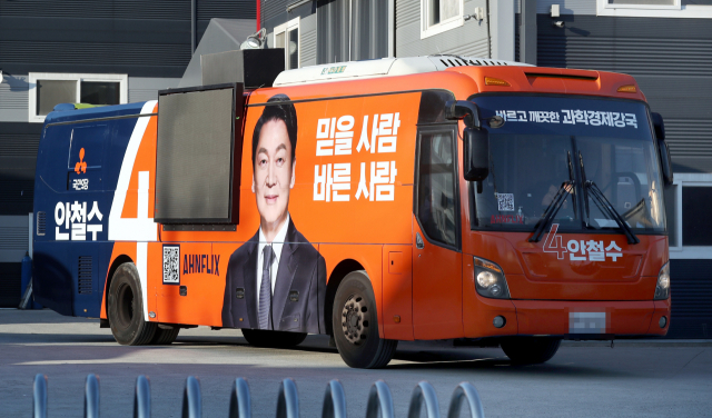 경찰이 국민의당 안철수 후보 유세버스에서 선거운동원과 운전기사가 사망한 사고를 수사 중인 가운데 17일 안 후보 유세버스를 개조한 경기도 김포시 모 업체에 안 후보 유세버스가 입고되고 있다. 연합뉴스