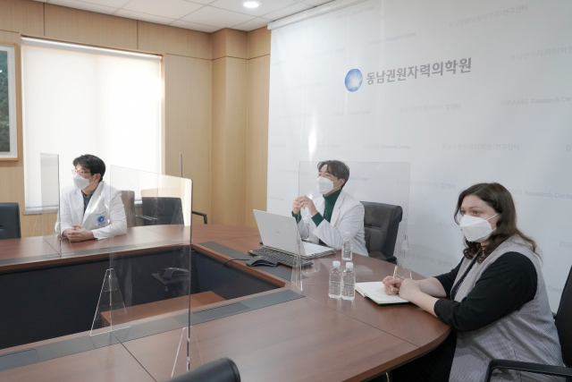 상트페테르부르크 원격진료 콘퍼런스. 왼쪽부터 황상연 국제진료센터장, 유도솔 방사선종양학과 전문의, 통역 크바쉬니나 다리. 동남권 원자력의학원 제공