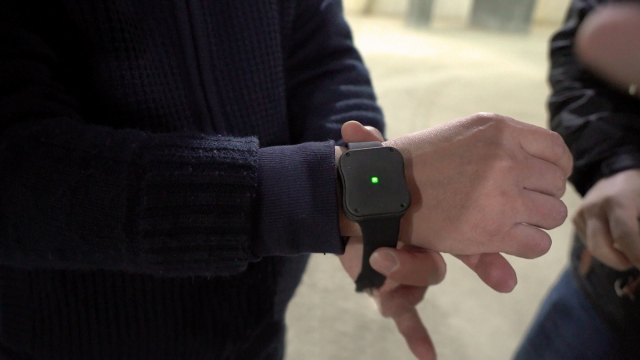 부산 스타트업 ‘강남앤인코누스’가 개발한 ‘건설 keep me’ 시스템의 웨어러블 장비. 이 장비는 착용자의 신체 컨디션과 동선, 이동 속도 등을 원격에서 한눈에 관리할 수 있도록 해 현장의 산재를 미연에 방지할 수 있게 한다. 강남앤인코누스 제공