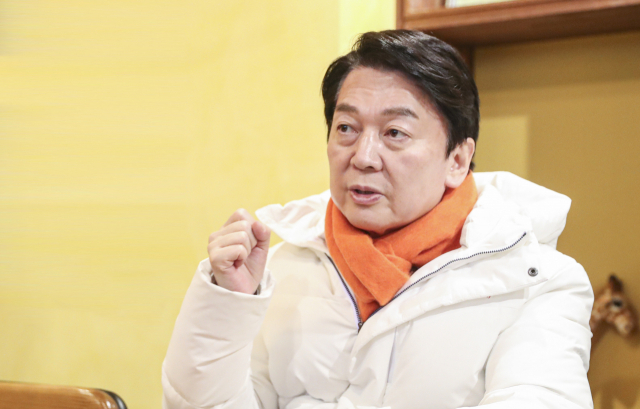 22일 부산 유세를 마친 뒤 해운대 한 카페에서 만난 국민의당 안철수 대선후보. 김종진 기자 kjj1761@