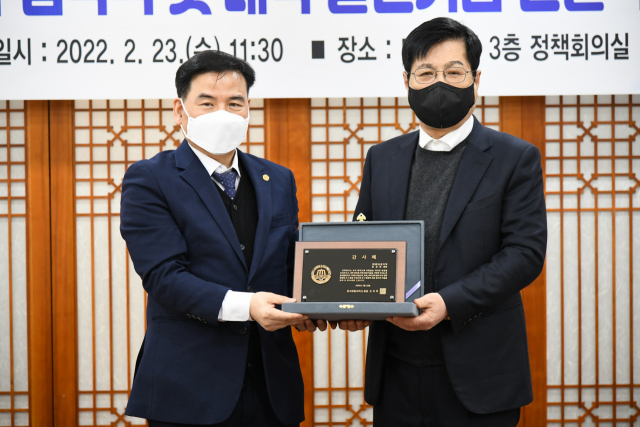 도덕희(왼쪽) 총장과 안상현 회장이 감사패를 들고 기념사진을 촬영하고 있다