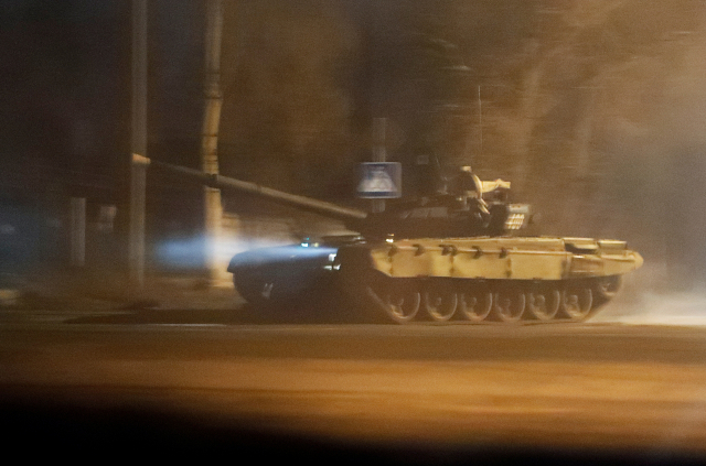 우크라이나를 둘러싸고 전운이 고조되고 있는 가운데 22일(현지시간) 친러시아 반군이 통제하는 동부 도네츠크에 러시아군 탱크가 진입하는 장면. 연합뉴스