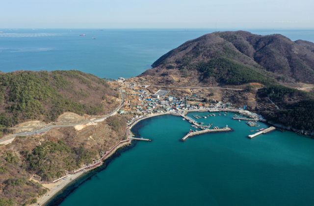 주요 대선후보들의 부산 공약에 대해 <부산일보> 대선보도자문단은 일부는 환영할 만하지만, 대체로 구체성이 떨어진다고 지적했다. <부산일보>는 ‘부산 공약 딥풀이’ 시리즈를 통해 대선후보들의 부산 공약을 분석했다. 부산의 주요 현안인 부산 강서구 가덕도 가덕신공항 예정지 전경. 부산일보DB