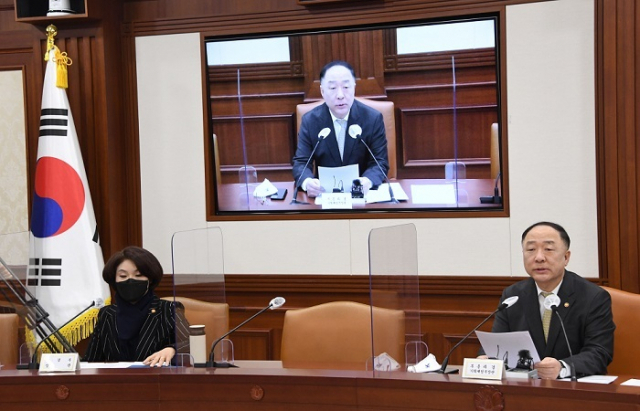 홍남기 부총리 겸 기획재정부 장관이 2월 24일 서울 광화문 정부서울청사에서 열린 '제19차 혁신성장 빅3 추진회의'를 주재하면서 모두발언을 하고 있다. 기재부 제공