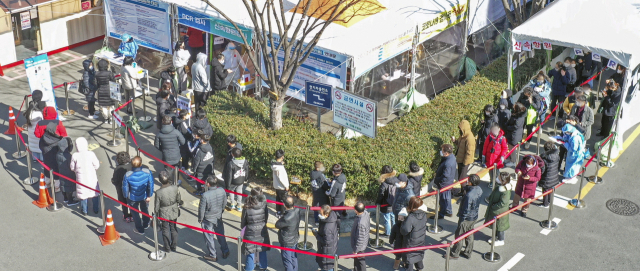 코로나19 신속항원검사를 받으려는 시민들로 붐비고 있는 부산 동래구 보건소 선별진료소. 김종진 기자 kjj1761@