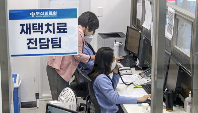 부산지역 코로나 확진자가 연일 최대치를 기록하는 가운데 21일 오후 부산 연제구 부산의료원 재택치료 전담팀이 분주하게 환자를 모니터링하고 있다. 김종진 기자 kjj1761@