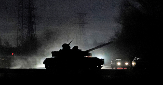 블라디미르 푸틴 러시아 대통령이 24일(현지 시간) 새벽 우크라이나 내 ‘특별 군사작전’을 승인하면서 러시아-우크라이나 전면전이 시작됐다. 친(親)러시아 반군이 통제하는 동부 도네츠크 지역에 진입한 러시아군 탱크. 연합뉴스