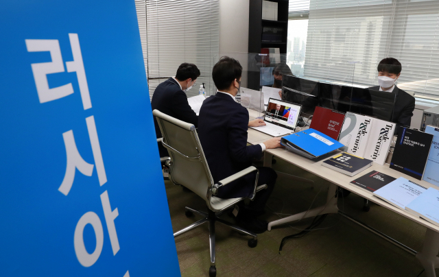 24일 서울 강남구 전략물자관리원 ‘러시아 데스크’가 분주한 모습이다. 러시아의 우크라이나 침공이 본격화하면서 정부가 수출통제 전담 상담창구인 ‘러시아 데스크’ 운영을 이날 개시했다. 연합뉴스