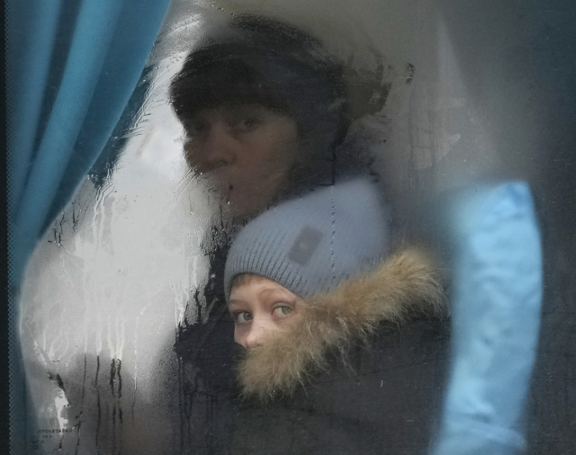 24일(현지시간) 우크라이나 동부 루간스크 지방 세베로도네츠크의 버스에서 한 여성과 아이가 차창 밖을 내다보고 있다. 이날 블라디미르 푸틴 러시아 대통령은 우크라이나 내 군사작전을 선언하며 전면전을 개시했다. 연합뉴스