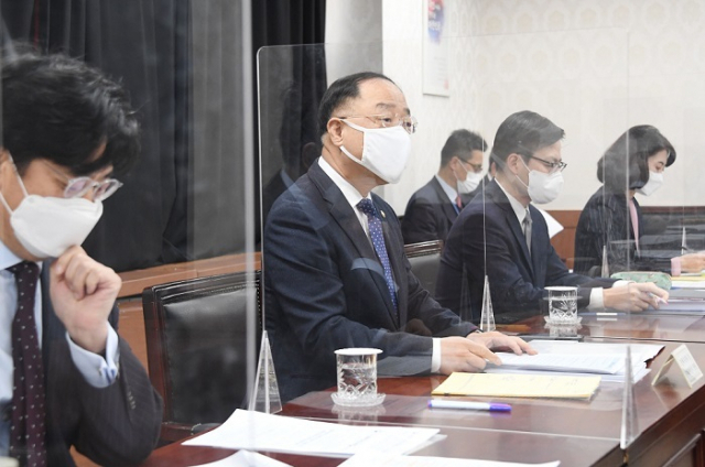 홍남기 부총리 겸 기획재정부 장관이 25일 서울 광화문 정부서울청사에서 우크라이나 사태와 관련한 관계장관회의(녹실회의)를 주재하며 현안을 점검·논의하고 있다. 기재부 제공