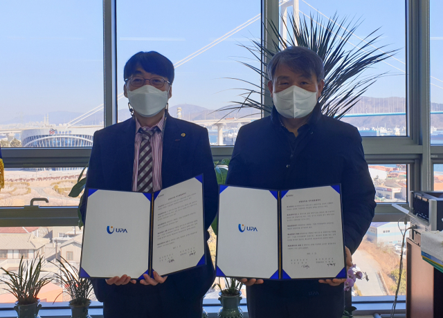 울산항만공사(UPA) 이형락 본부장(왼쪽)과 김재균 사장이 직무청렴계약을 체결하고 기념사진을 찍고 있다. UPA 제공