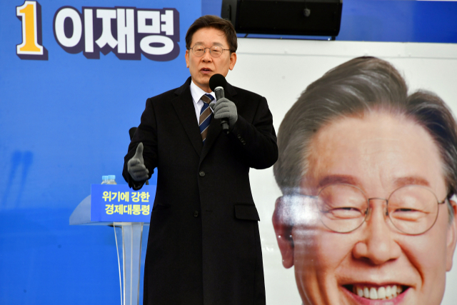 더불어민주당 이재명 대선후보가 26일 경기도 파주시 문산읍 평화누리주차장에서 열린 '평화로 드라이브 인!' 파주 드라이브인 유세에서 지지를 호소하고 있다. 연합뉴스