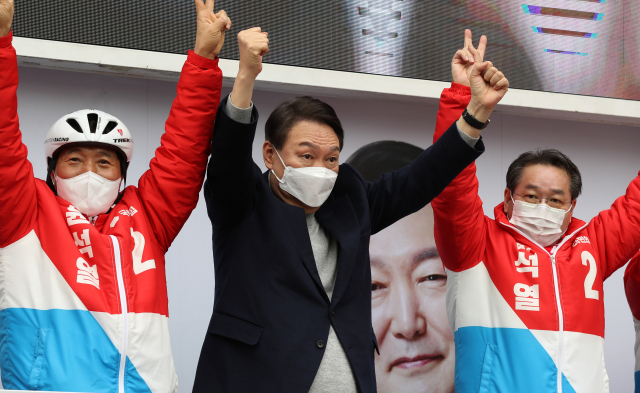 국민의힘 윤석열 대선 후보가 26일 오전 인천 서구 검단사거리역 앞에서 열린 