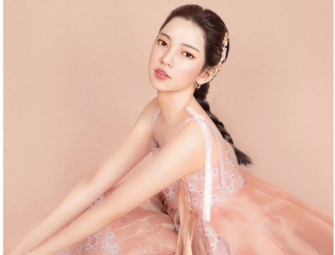 싸이더스스튜디오 엑스가 만든 가상인간 로지가 연예계 활동을 시작했다. 실제 대역 모델로 촬영을 하고 3D 모델링으로 만든 로지의 얼굴을 덧씌우는 방식이다. 로지 인스타그램 캡처