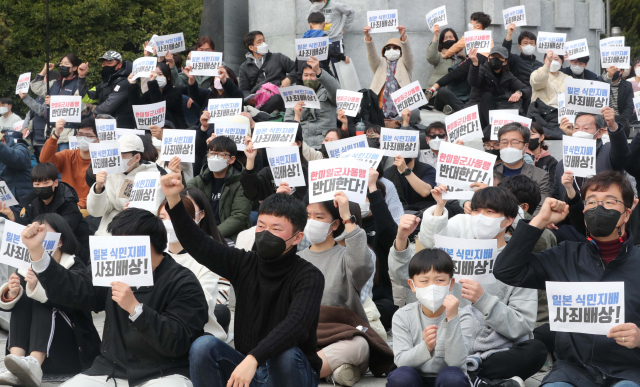 부산 동구 정발장군동상 앞에서 1일 열린 '3·1 운동 103주년 기념 부산대회'에서 참가자들이 일본의 식민 지배 사죄와 배상을 촉구하는 구호를 외치고 있다. 이재찬 기자 chan@
