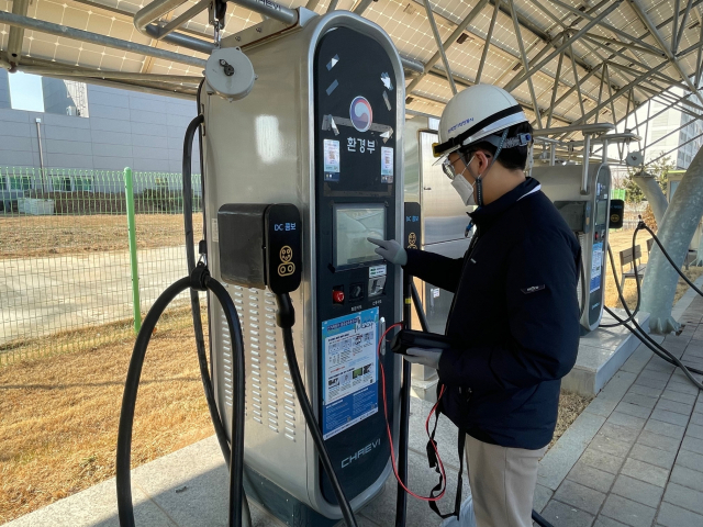 전기차 충전시설을 점검 중인 한국전기안전공사 직원. 전기안전공사 제공