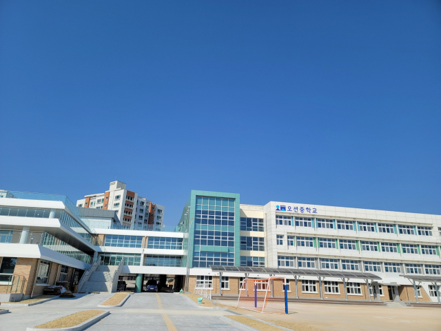 바다 조망의 테라스를 갖춘 부산 강서구 오션중학교. 부산시교육청 제공