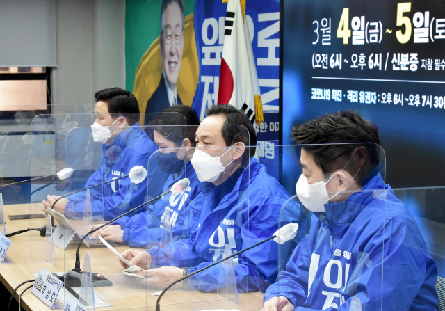 민주당 우상호 총괄선대본부장이 여의도 중앙당사에서 열린 선대위 본부장단 회의에서 발언하는 모습. 김종호 기자 kimjh@