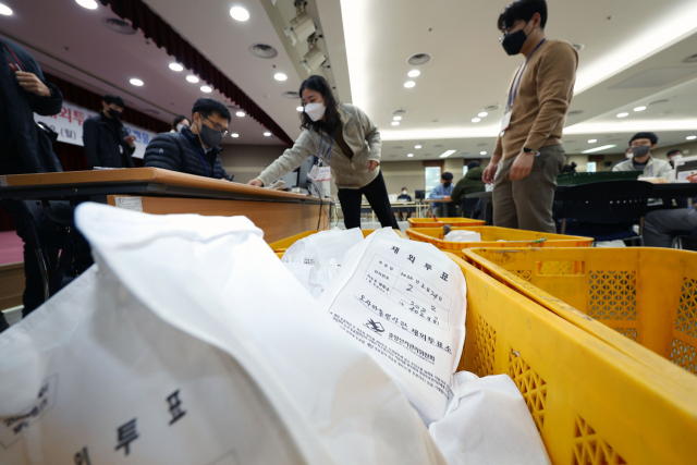 2일 인천국제공항 국제우편물류센터에서 중앙선관위 관계자 등이 외교행낭을 통해 국내로 회송된 재외투표지를 확인·분류하고 있다. 연합뉴스