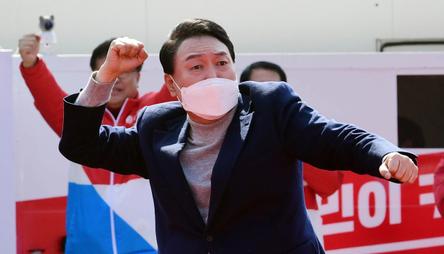 국민의힘 윤석열 대선후보가 3일 충남 공주시에서 유세하고 있다. 연합뉴스