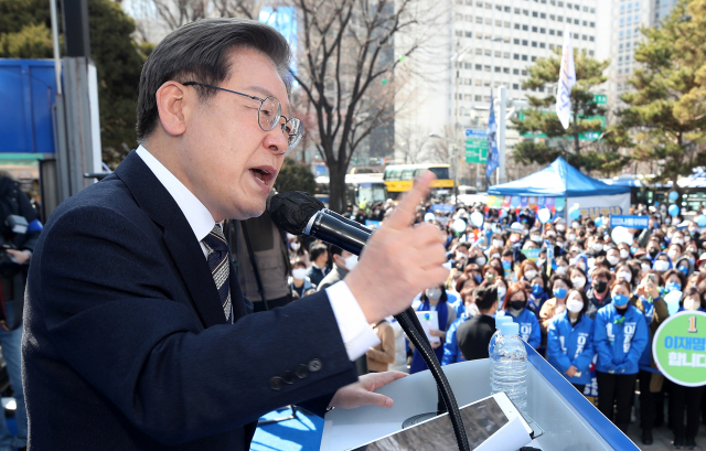 더불어민주당 이재명 대선후보가 3일 오후 서울 종로구 보신각터에서 열린 ‘우리 모두를 위해, 성평등 사회로’ 유세에서 지지를 호소하고 있다. 국회사진기자단