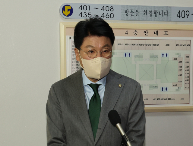 국회 법사위 국민의힘 간사인 장제원 의원이 2일 오후 국회 법사위원장실 앞에서 법무부로부터 제출받은 더불어민주당 이재명 후보의 범죄수사경력 자료와 국민의힘 윤석열 후보의 부동시(不同視) 관련 자료를 열람하지 못한 이유에 관해 설명하고 있다. 연합뉴스