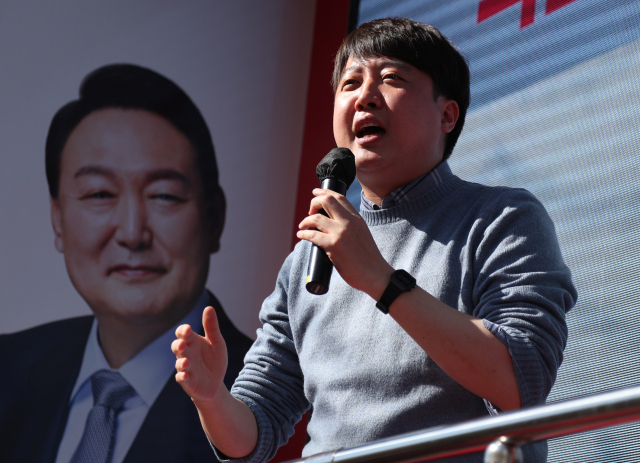 국민의힘 이준석 대표가 2일 오후 대구 서문시장을 찾아 윤석열 후보를 향한 지지를 호소하고 있다. 연합뉴스