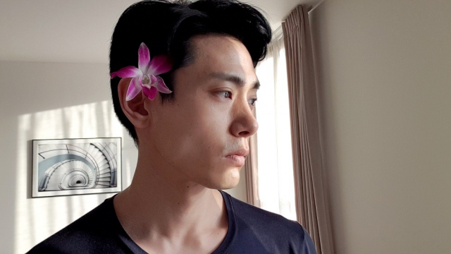 벨기에 호텔에 고립된 배우 유태오의 자가 격리 일상을 그린 다큐멘터리 ‘로그 인 벨지움’(2021). (주)엣나인필름 제공