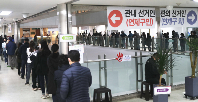 20대 대통령선거 사전투표날인 지난 5일 오후 부산 연제구청에 마련된 사전투표소에서 유권자들이 소중한 한 표를 행사하기 위해 길게 줄을 서 있다. 이재찬 기자 chan@