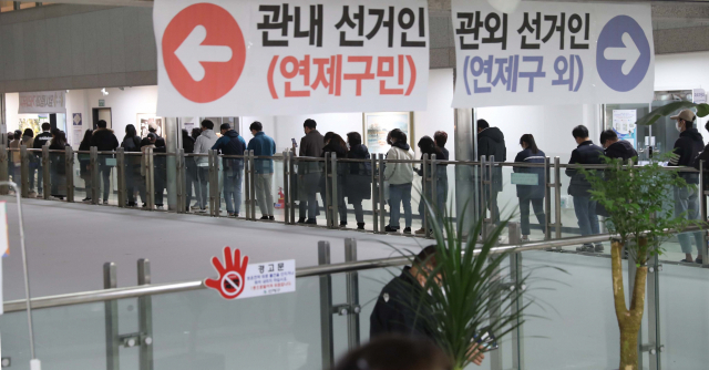 20대 대통령선거 사전투표날인 지난 5일 오후 부산 연제구청에 마련된 사전투표소에서 유권자들이 소중한 한 표를 행사하기 위해 길게 줄을 서 있다. 이재찬 기자 chan@