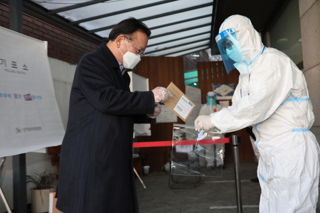 김부겸 국무총리가 사전투표 둘째날인 5일 오후 서울 종로구 삼청동 총리공관 인근 삼청동 주민센터에서 제20대 대통령선거 사전투표를 하고 있다. 연합뉴스