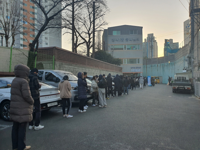 부산 해운대구 반여1동 사전투표소인 반여1동 문화센터 앞.