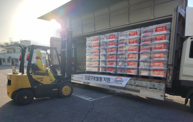 경북·강원 산불 피해 지역 이재민 주거시설에 전달할 롯데그룹의 구호물품을 지게차가 나르고 있다.롯데그룹 제공