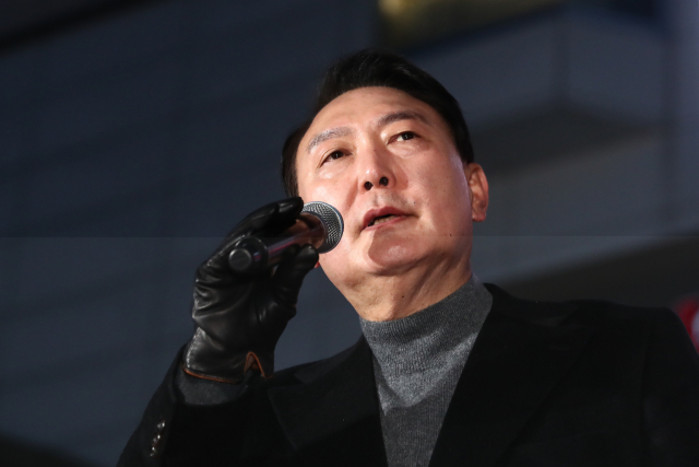 국민의힘 윤석열 대선 후보가 6일 저녁 경기 부천시 부천역 앞 마루광장에서 열린 유세에서 지지를 호소하고 있다. 연합뉴스